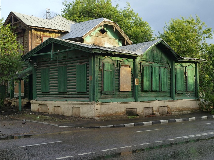 Одно из сохранившихся деревянных зданий завода Бари.