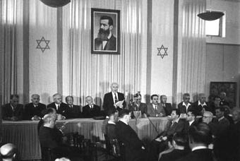 Бен-Гурион провозглашает независимость Израиля.