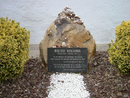 Надгробие Вальтера Беньямина.