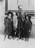 Блох Эрнест со своими детьми (1920-е).