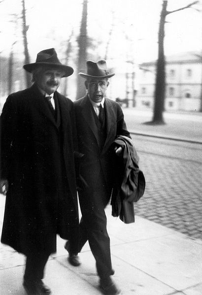 Альберт Эйнштейн и Нильс Бор. Брюссель (1930)