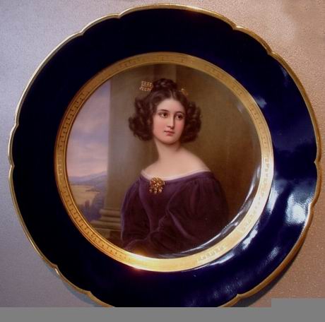 Фарфоровая тарелочка с портретом Нанетт Гейне из Мюнхенской Галереи красавиц.