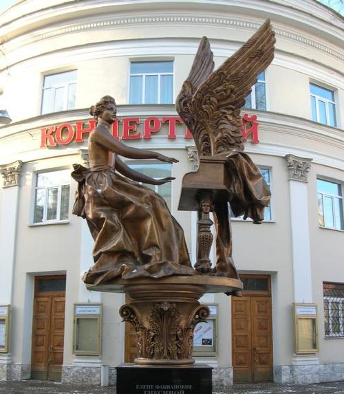 Памятник Елене Гнесиной.