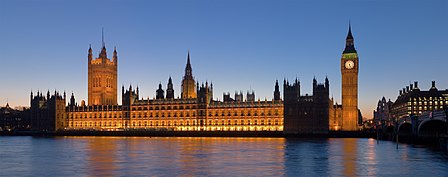 Здание Британского парламента в сумерках.