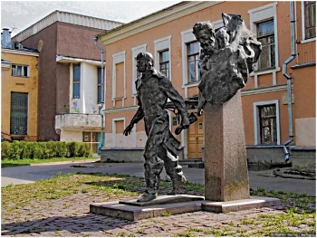 Памятник героям книги В. Каверина «Два капитана».