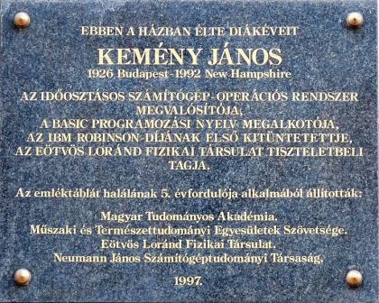 Мемориальная доска, посвящённая Джону Джорджу Кемени.