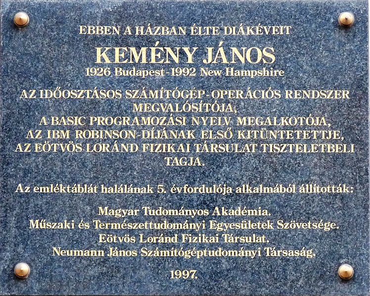 Мемориальная доска, посвящённая Джону Джорджу Кемени.
