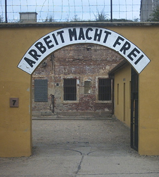 Ворота лагеря Терезиенштадт.