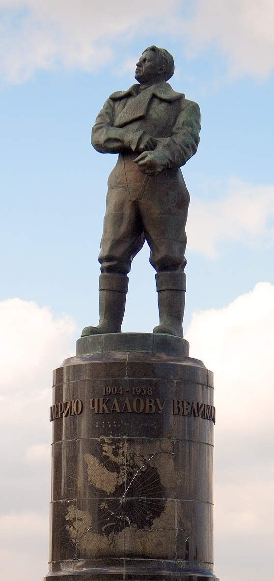 Памятник В. Чкалову в Нижнем Новгороде.