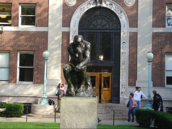 Cкульптура «Мыслитель» (одна из копий) Ф. Родена перед зданием департамента философии. Университет Колумбия, Нью-Йорк.