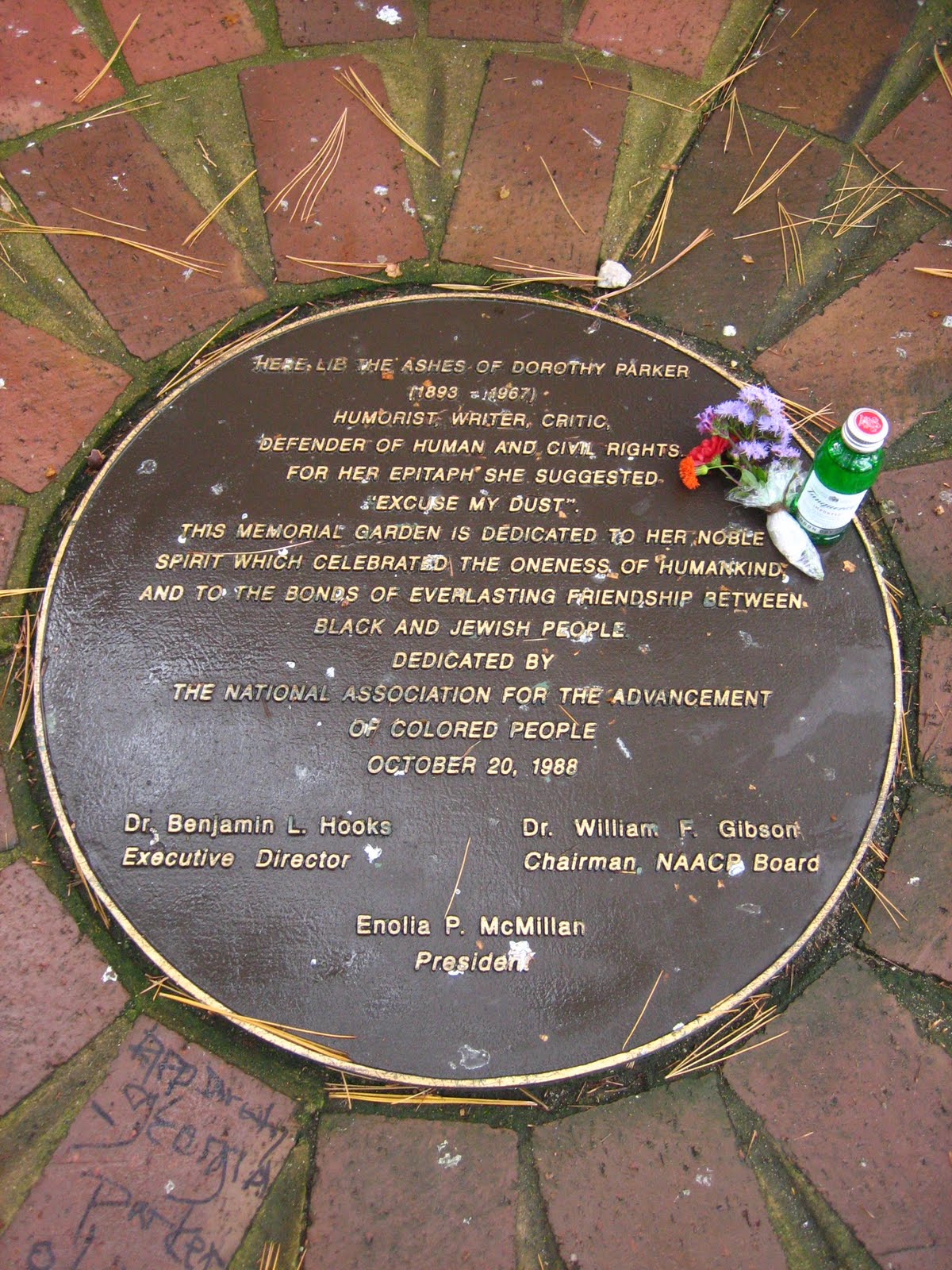 Мемориальная доска в месте, где развеян прах Дороти Паркер.
