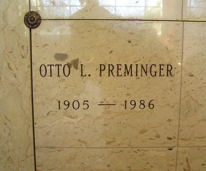 Ниша в зале Velma, где похоронен прах Премингера Отто 
Людвига.