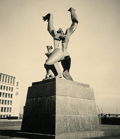 О.Цадкин. Памятник разрушенному Роттердаму.