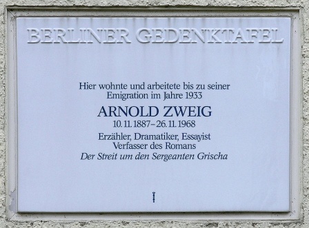 Мемориальная доска на доме, где жил Цвейг Арнольд.