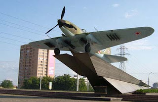 Памятник самолёту Ил-2.