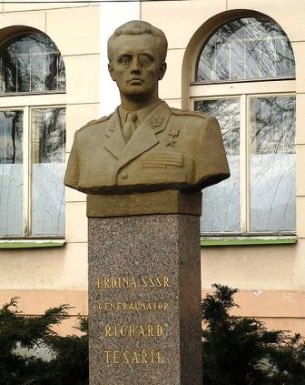 Бюст генерала Тесаржика Рихарда в городе Пршибрам, Чехия.