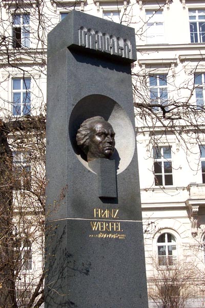 Памятник Францу Верфелю.