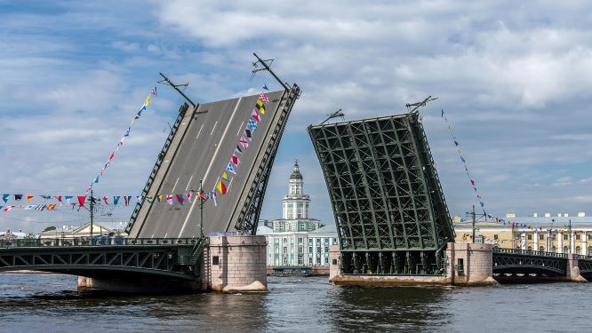 Разведённый Дворцовый мост в Санкт-Петербурге.