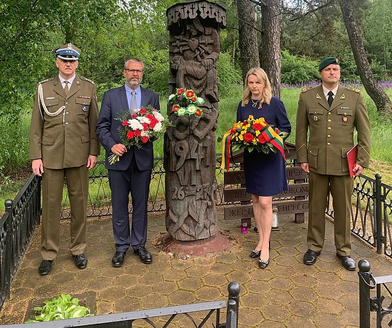 Послы Польши и Литвы в Беларуси, участвующие в акции памяти, посвящённой 80-летию резни в Червенском лесу.
