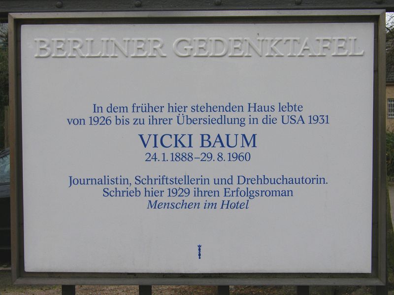 Памятная табличка, посвящённая Баум Вики.