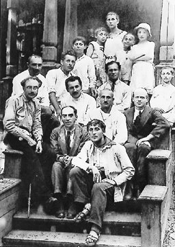 Дер Нистер (сидит в центре) в еврейской детской колонии в Малаховке в 1923.