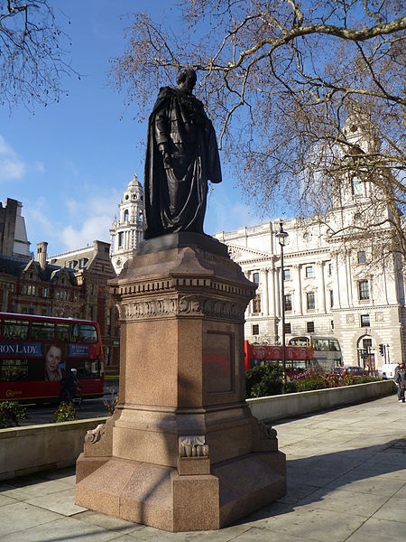 Статуя Дизраэли на площади перед Парламентом в Лондоне.