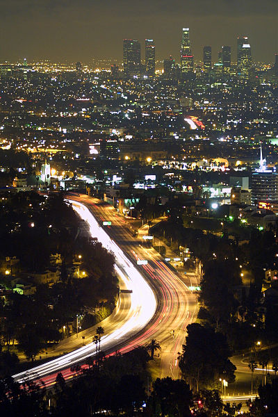 Вид на ночной Лос-Анджелес с улицы Малхолланд-Драйв.