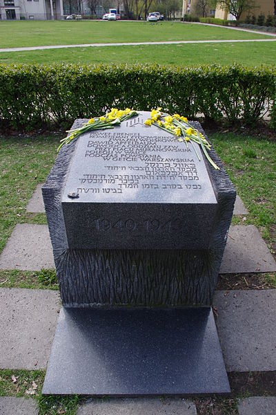 Памятный камень в честь Павла Френкеля и Давида Апфельбаума.