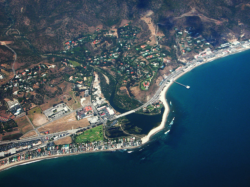 Вид на город Малибу с воздуха.
