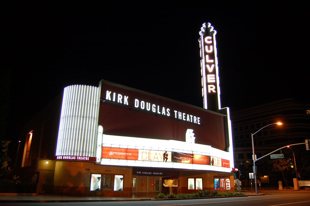 Театр Кирка Дугласа в Калвер-Сити ночью.