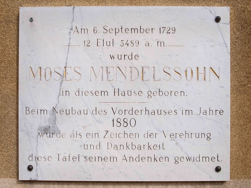 Мемориальная доска на доме, где родился Мендельсон Мозес.