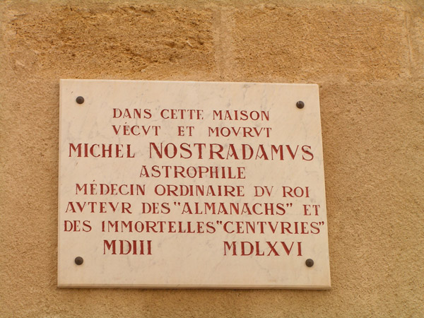 Мемориальная доска на доме-музее Настродамуса в Салоне, Франция.