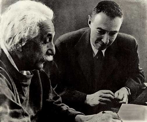 Альберт Эйнштейн и Роберт Оппенгеймер.