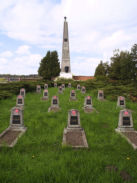 Мемориальное кладбище в честь советских воинов,павших в боях за Кюстрин.