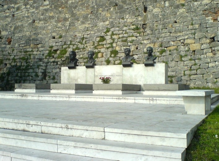 Могила Народных героев. Пьяде — первый слева.