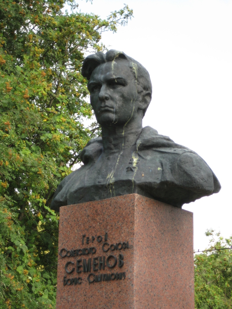 Памятник Семёнову Борису.