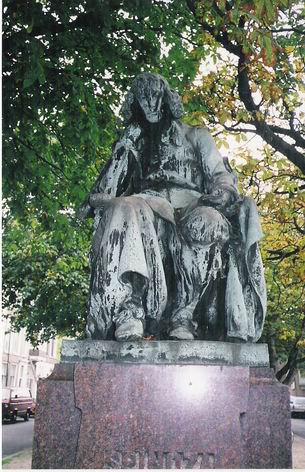 Памятник Спинозе в Гааге.