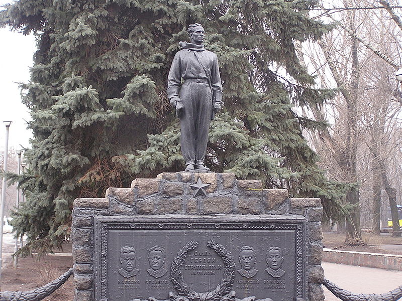 Памятник стратонавтам на могиле Столбуна Давида.
