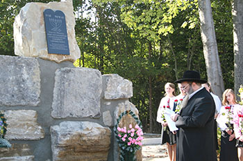 Монумент на месте массового расстрела евреев.