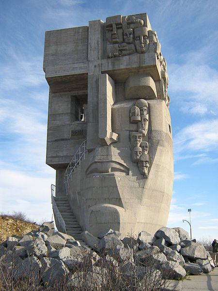 Монумент-мемориал «Маска Скорби».