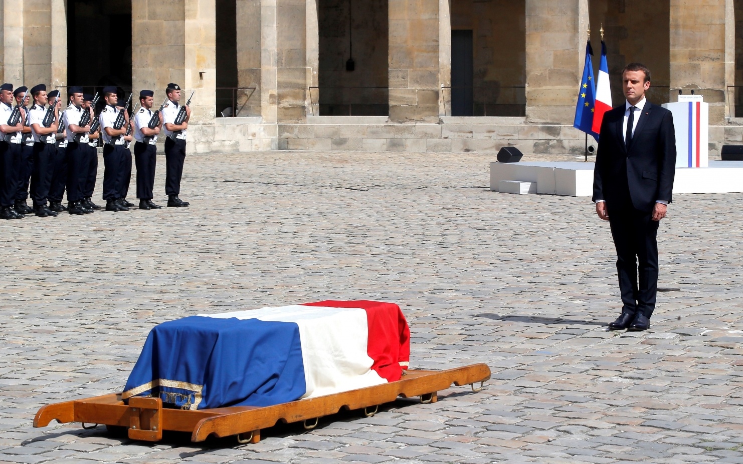 Президент Франции Эмманюэль Макрон прощается с Вейль Симоной.