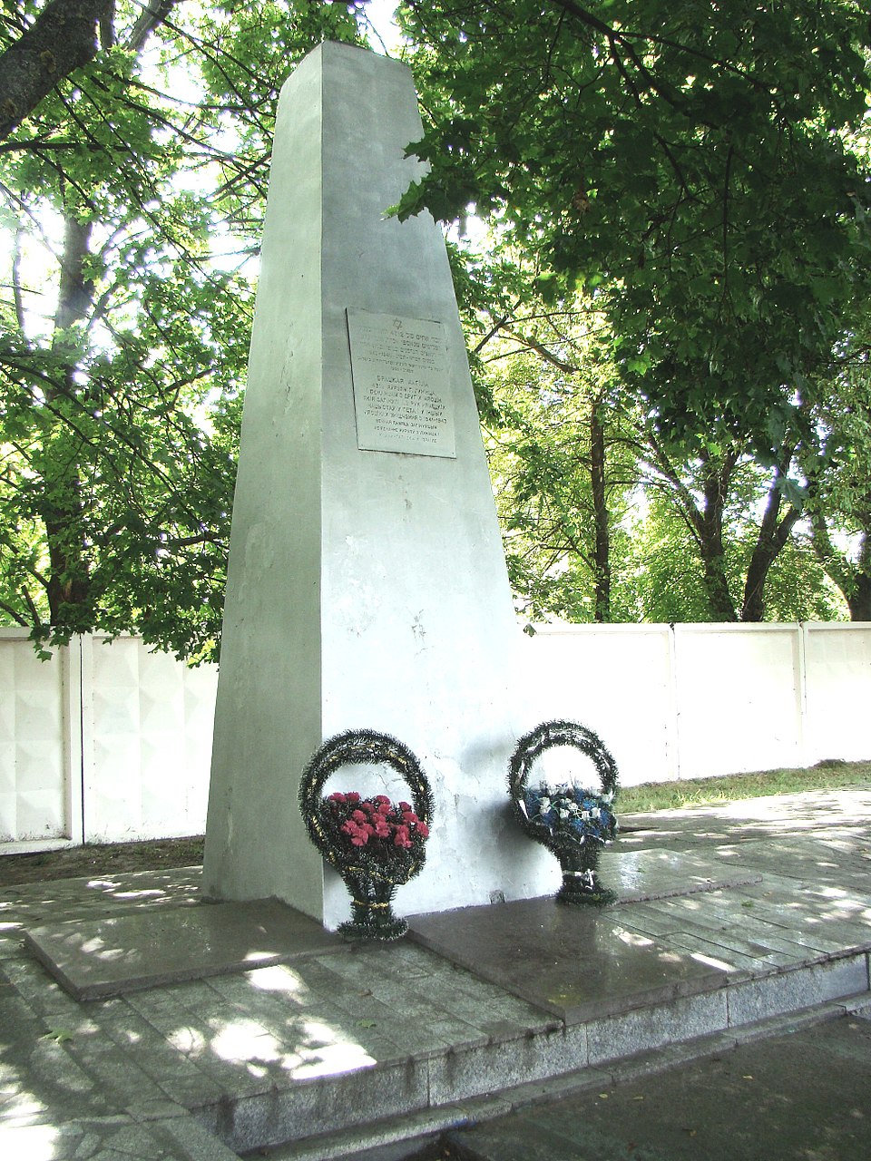 Памятник евреям, убитым в Лунинце.