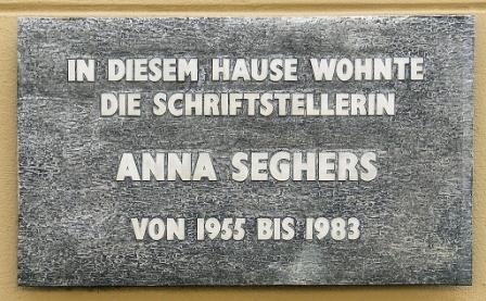 Мемориальная доска на доме, где жила Анна Зегерс.